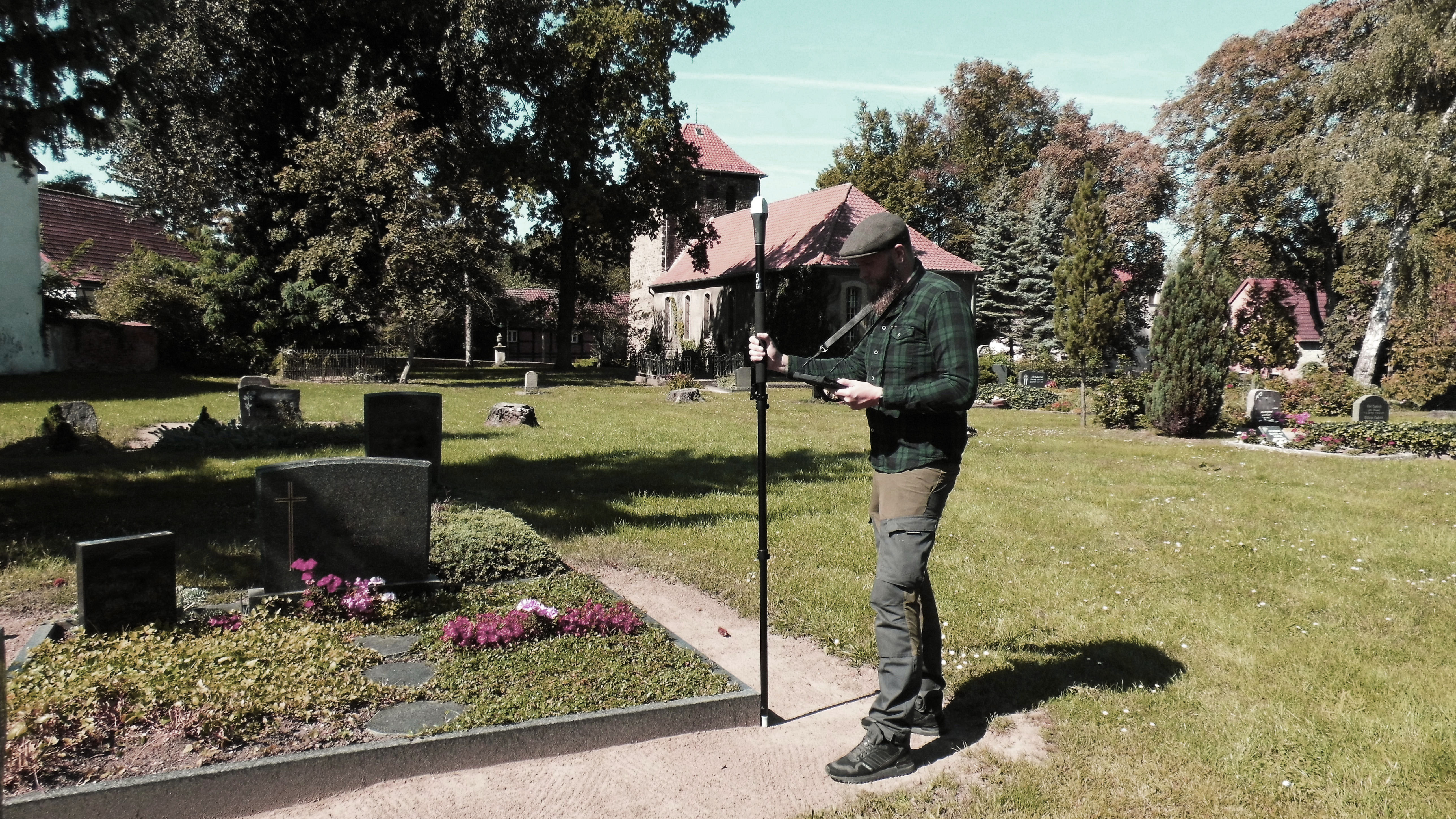Börde Digital Friedhofskataster Vermessung mit Vermessungsstab